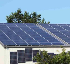 Das Bild zeigt ein Hausdach, welches fast vollständig mit PV-Anlagen bedeckt ist.