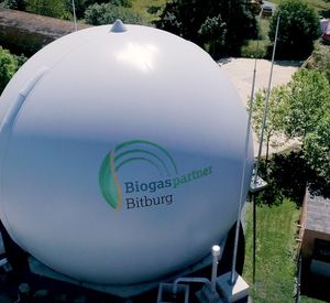 Gasspeicher auf dem Bitburger Flughafen. Das hier gesammelte Biogas wird später aufbereitet und dann ins Erdgasnetz eingespeist.