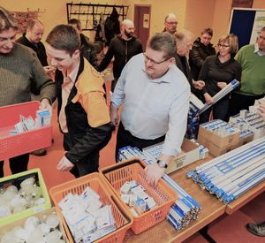 Das Foto zeigt Menschen vor einem Tisch mit LED-Birnen