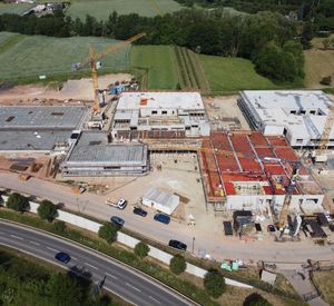 Auf dem Bild ist eine große Baustelle von oben zu erkennen.