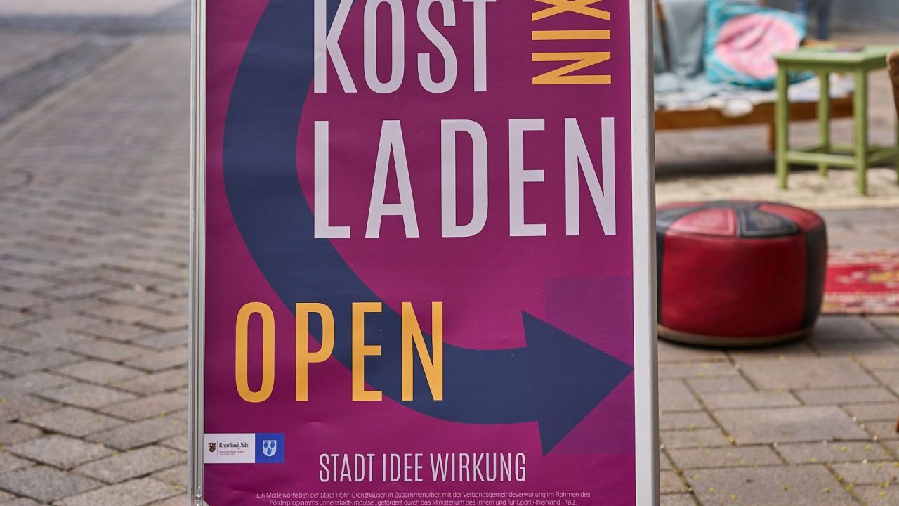 Das Bild zeigt ein Schild zum KostNixLaden