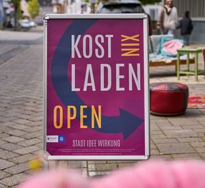 Das Bild zeigt ein Schild zum KostNixLaden