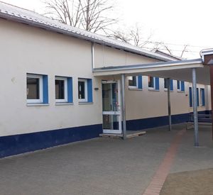 Schulgebäude_Bodenheim Das Bild zeigt ein Schulgebäude in Bodenheim von außen.