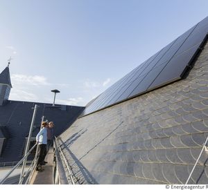 Das Bild zeigt ein Dach mit Solaranlagen.