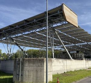 Auf dem Bild ist die Kläranlage Neuwied abgebildet, die von einer faltbaren Solaranlage überspannt wird.