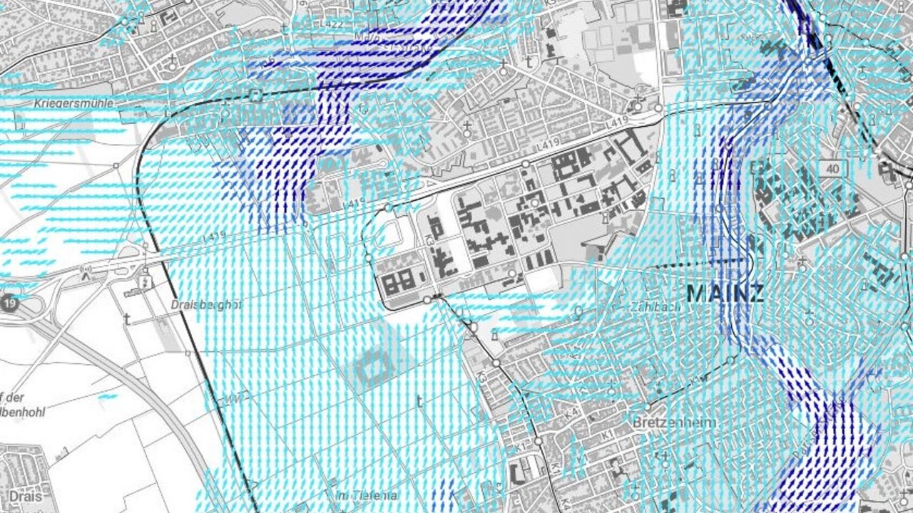 Eine Karte eines Ausschnitts von Mainz und zugehörige Kaltluftpfeile, die die Volumenstromdichte darstellen für die KLAM21-Simulationen des DWD auf ORKA-DE.