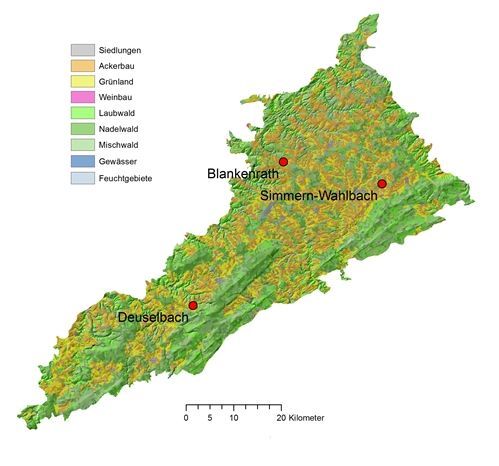 Die Abbildung zeigt eine Karte des Naturraums Hunsrück, auf der die Positionen der Wetterstationen Blankenrath, Simmern-Wahlbach und Deuselbach mit roten Punkten markiert werden. Die Landnutzungen Siedlungen, Ackerflächen, Grünland, Weinbau, Laubwälder, Nadelwälder, Mischwälder, Gewässer und Feuchtgebiete werden auf der Karte durch unterschiedliche Farben gekennzeichnet. Vorherrschende Landnutzungen sind Ackerland (22,2 %), Laubwald (20,6 %), Nadelwald (19,4 %) und Mischwald (17,6 %). Weinbau, Obstbau und Siedlungen sind nur mit kleinen Anteilen vertreten.