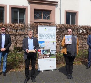 Gemeinsam mit Geschäftsführer Michael Hauer (von rechts nach links) freuten sich die beiden Projektmitarbeiter Sabrina Wolf, Zeljko Brkic und Abteilungsleiter Benjamin Herrmann über die Auszeichnung mit dem „Climate Star“. 