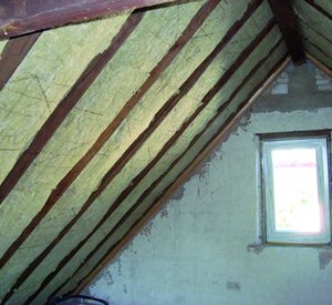 Auf dem Bild ist ein Dachboden zu sehen.