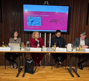 Das Bild zeigt die Ministerin mit weiteren Personen bei einer Pressekonferenz