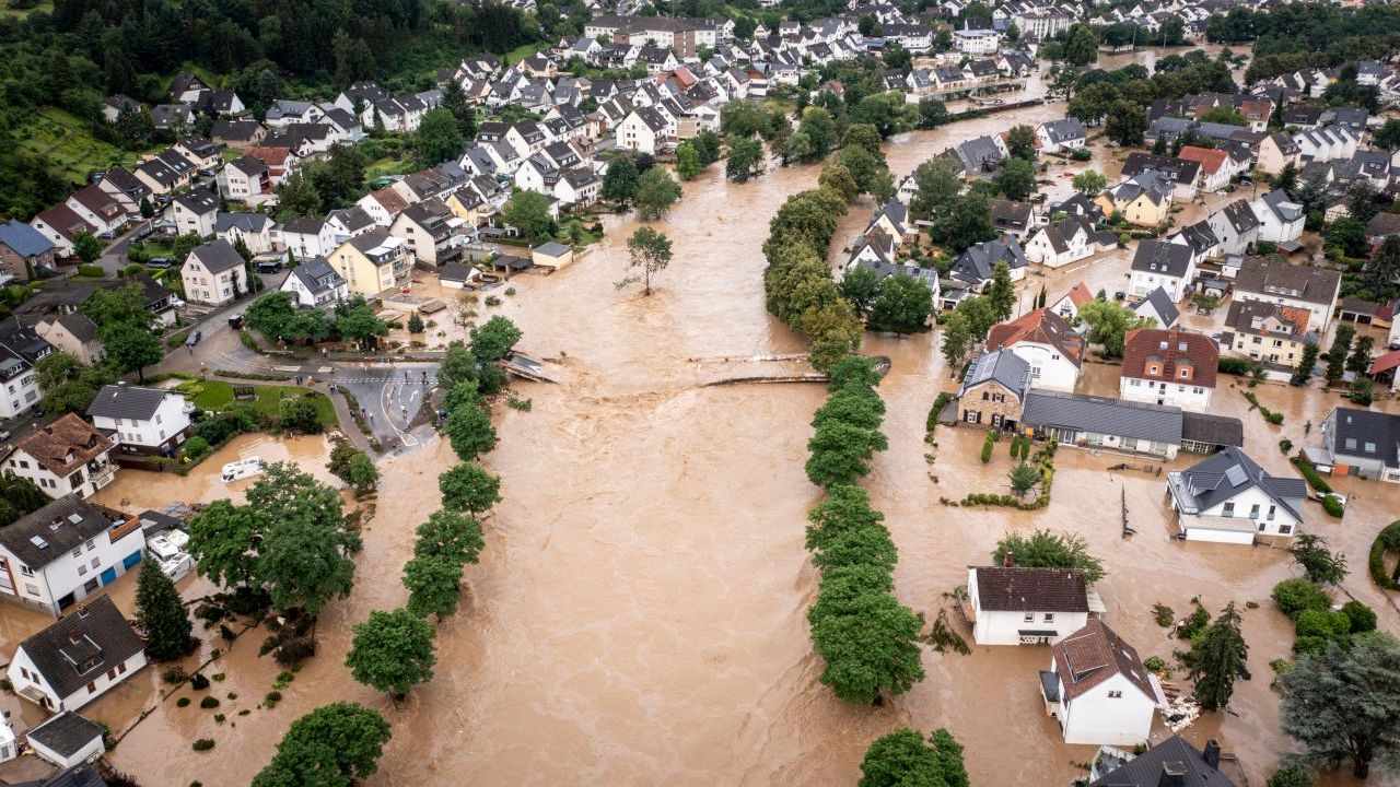 Das Bild zeigt ein überflutetes Dorf aus der Vogelperspektive