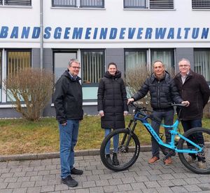 Fahrrad_Westerburg Vier Personen stehen mit einem Fahrrad vor einer Verbandsgemeideverwaltung. VG-Bürgermeister Markus Hof (v.l.n.r.), Christina Becher (Klimaschutzmanagement), Peter Jung aus der Finanzabteilung und Thomas Henritzi, ebenfalls vom Klimaschutzmanagement.