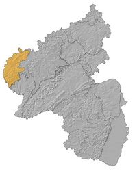 Die Abbildung zeigt eine Karte von Rheinland-Pfalz, auf welcher die Grenzen der Naturräume eingezeichnet sind. Der Naturraum Westeifel, welcher sich im Nordwesten des Bundeslandes befindet, wurde gelb markiert, während der Rest der Karte grau ist. 
