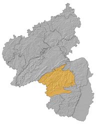 Die Abbildung zeigt eine Karte von Rheinland-Pfalz, auf welcher die Grenzen der Naturräume eingezeichnet sind. Der Naturraum Saar-Nahe-Bergland, welcher sich in der Mitte des Bundeslandes befindet, wurde gelb markiert, während der Rest der Karte grau ist. Die Abbildung zeigt eine Karte von Rheinland-Pfalz, auf welcher die Grenzen der Naturräume eingezeichnet sind. Der Naturraum Saar-Nahe-Bergland, welcher sich in der Mitte des Bundeslandes befindet, wurde gelb markiert, während der Rest der Karte grau ist.