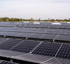 Das Foto zeigt eine große Photovoltaikanlage