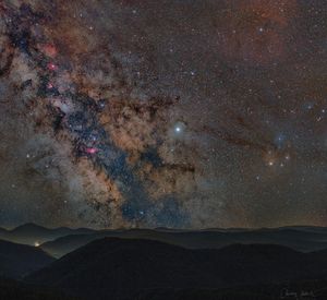 Das Foto zeigt die Milchstraße am Nachthimmel.