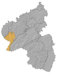 Die Abbildung zeigt eine Karte von Rheinland-Pfalz, auf welcher die Grenzen der Naturräume eingezeichnet sind. Der Naturraum Gutland, welcher sich im Osten des Bundeslandes befindet, wurde gelb markiert, während der Rest der Karte grau ist.