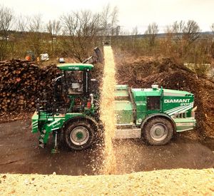 Das Bild zeigt ein Fahrzeug, das Holz zu Schnitzeln verarbeitet