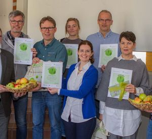 Das Bild zeigt mehrere Personen bei einer Preisverleihung