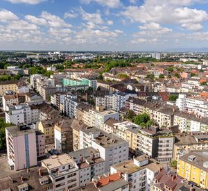 Das Foto zeigt einen Ausschnitt von Ludwigshafen aus der Höhe