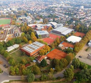 Das Foto zeigt ein Luftbild des Schulzentrums Nieder-Olm.    