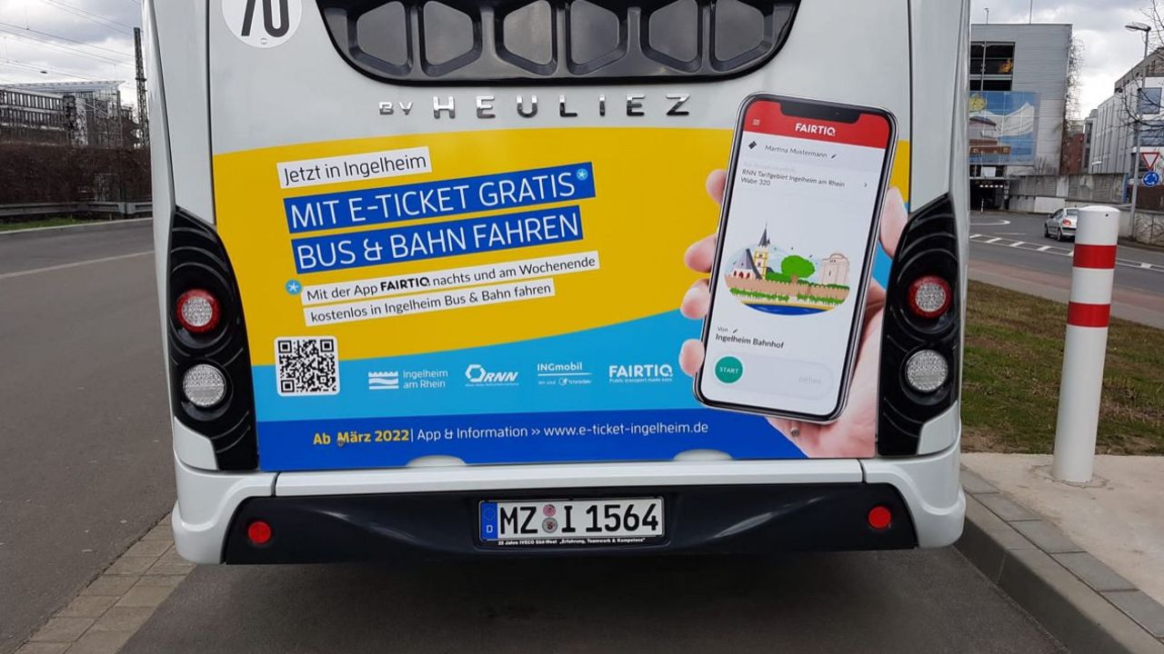 Das Bild zeigt die Rückseite eines Busses mit Werbung für die App