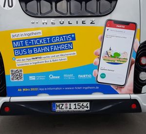 Das Bild zeigt die Rückseite eines Busses mit Werbung für die App