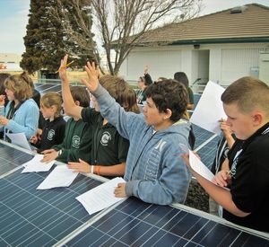 Kindern lernen über Solaranlagen