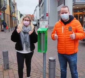 Alyssa Trautmann und Fabian Weinerth bei einem der neu installierten Ascher in Schifferstadt