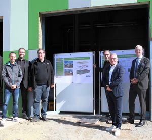 Das Foto zeigt ein Gruppenbild vor einem Gebäude 