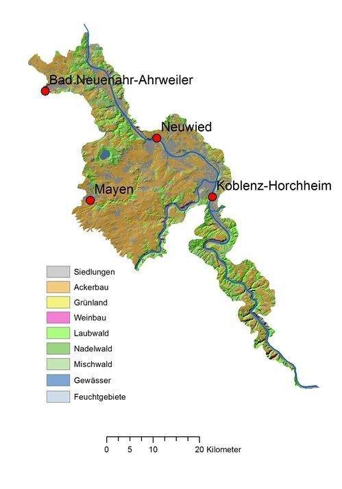 Die Abbildung zeigt eine Karte des Naturraums Mittelrhein, auf der die Positionen der Wetterstationen Bad Neuenahr-Ahrweiler im Nordwesten, Mayen im Westen, Neuwied und Koblenz-Horchheim mit roten Punkten markiert werden. Die Landnutzungen Siedlungen, Ackerflächen, Grünland, Weinbau, Laubwälder, Nadelwälder, Mischwälder, Gewässer und Feuchtgebiete werden auf der Karte durch unterschiedliche Farben gekennzeichnet. Vorherrschende Landnutzungen sind Ackerland (39,3 %), Laubwald (17,3 %) und Siedlung (16,4 %). Zudem sind Wein- und Obstbau mit 1,0 % und 1,5 % vertreten.