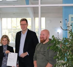 Das Bild zeigt die Klimaschutz- und Energieministerin Katrin Eder beim Überreichen des Förderbescheids