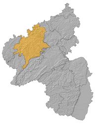 Die Abbildung zeigt eine Karte von Rheinland-Pfalz, auf welcher die Grenzen der Naturräume eingezeichnet sind. Der Naturraum Osteifel, welcher sich im Nordwesten des Bundeslandes befindet, wurde gelb markiert, während der Rest der Karte grau ist.