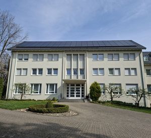 Das Bild zeigt ein Noviziatshaus mit Photovoltaikanlage auf dem Dach