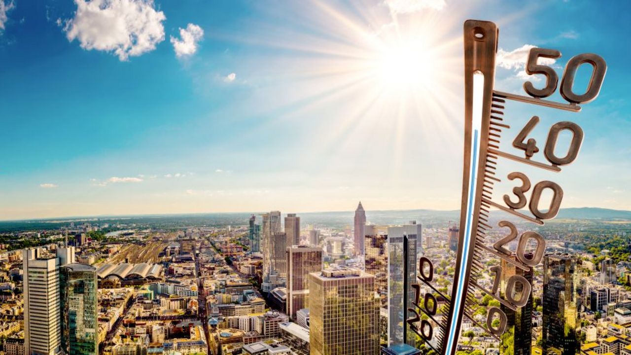 Das Bild zeigt einen Teil der Stadt Frankfurt von oben mit einem Thermometer