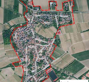 Das Bild zeigt ein Luftbild mit den Abgrenzungen des Sanierungsgebiets Spiesheim