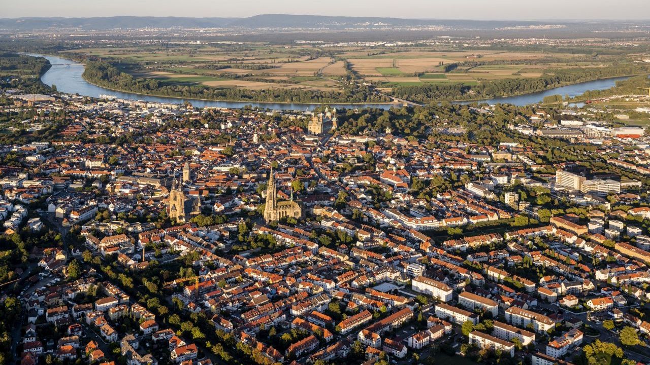 Das Bild zeigt die Stadt Speyer aus der Luft