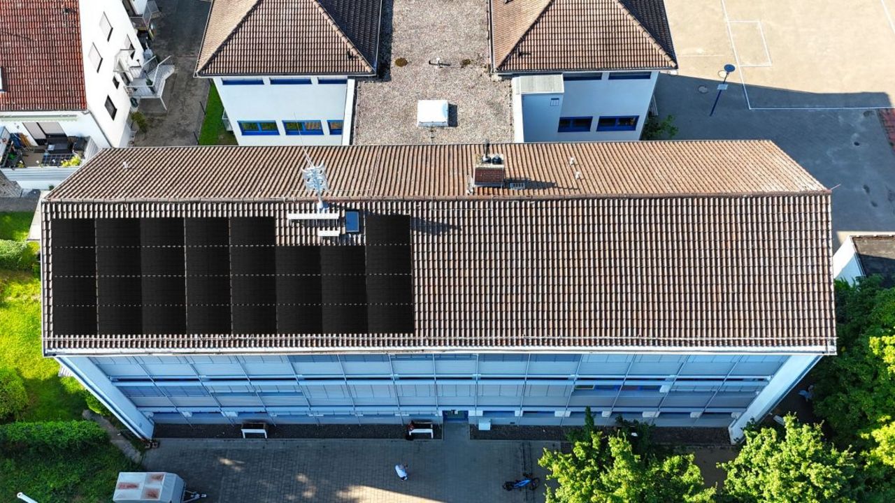 Die Luftaufnahme zeigt das Dach der Grundschule Gau-Bischofsheim, auf dem eine Photovoltaik-Anlage simuliert ist.