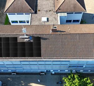 Die Luftaufnahme zeigt das Dach der Grundschule Gau-Bischofsheim, auf dem eine Photovoltaik-Anlage simuliert ist.