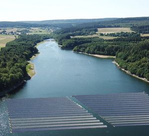 Symbolische Darstellung einer schwimmenden Photovoltaikanlage auf der Steinbachtalsperre.
