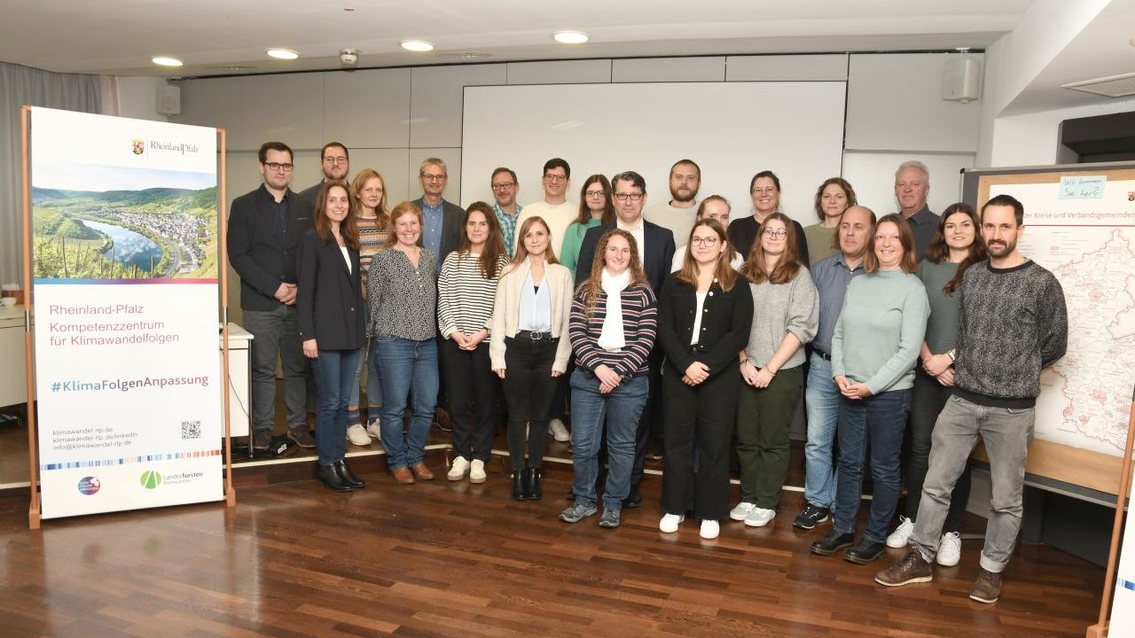 Das Bild zeigt eine Gruppe von Personen bei einem Netzwerktreffen