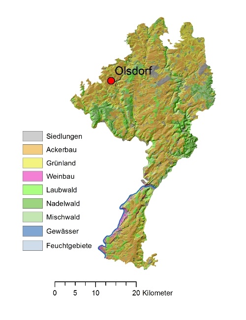 Die Abbildung zeigt eine Karte des Naturraums Gutland, auf der die Position der Wetterstation Olsdorf im Nordwesten mit einem roten Punkt markiert wird. Die Landnutzungen Siedlungen, Ackerflächen, Grünland, Weinbau, Laubwälder, Nadelwälder, Mischwälder, Gewässer und Feuchtgebiete werden auf der Karte durch unterschiedliche Farben gekennzeichnet. Vorherrschende Landnutzungen sind Ackerland (35,2 %) Grünland (29,1 %) und Laubwald (10,9 %). Weinbau (0,9 %) ist im Südwesten des Naturraums zu erkennen. Dagegen sind größere Siedlungsflächen (4,6 %) im Norden sichtbar. Die Abbildung zeigt eine Karte des Naturraums Gutland, auf der die Position der Wetterstation Olsdorf im Nordwesten mit einem roten Punkt markiert wird. Die Landnutzungen Siedlungen, Ackerflächen, Grünland, Weinbau, Laubwälder, Nadelwälder, Mischwälder, Gewässer und Feuchtgebiete werden auf der Karte durch unterschiedliche Farben gekennzeichnet. Vorherrschende Landnutzungen sind Ackerland (35,2 %) Grünland (29,1 %) und Laubwald (10,9 %). Weinbau (0,9 %) ist im Südwesten des Naturraums zu erkennen. Dagegen sind größere Siedlungsflächen (4,6 %) im Norden sichtbar.