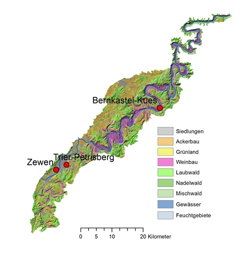 Die Abbildung zeigt eine Karte des Naturraums Moseltal, auf der die Positionen der Wetterstationen Zewen, Trier-Petrisberg und Bernkastel-Kues mit roten Punkten markiert werden. Die Landnutzungen Siedlungen, Ackerflächen, Grünland, Weinbau, Laubwälder, Nadelwälder, Mischwälder, Gewässer und Feuchtgebiete werden auf der Karte durch unterschiedliche Farben gekennzeichnet. Vorherrschende Landnutzungen sind Laubwald (21,1 %), Grünland (19,4 %) und Ackerland (13,3 %). Zudem ist der Weinbau an den Flussgebieten mit 10,1 % stark ausgeprägt. Siedlungen nehmen 10,6 % der Fläche ein. Die Abbildung zeigt eine Karte des Naturraums Moseltal, auf der die Positionen der Wetterstationen Zewen, Trier-Petrisberg und Bernkastel-Kues mit roten Punkten markiert werden. Die Landnutzungen Siedlungen, Ackerflächen, Grünland, Weinbau, Laubwälder, Nadelwälder, Mischwälder, Gewässer und Feuchtgebiete werden auf der Karte durch unterschiedliche Farben gekennzeichnet. Vorherrschende Landnutzungen sind Laubwald (21,1 %), Grünland (19,4 %) und Ackerland (13,3 %). Zudem ist der Weinbau an den Flussgebieten mit 10,1 % stark ausgeprägt. Siedlungen nehmen 10,6 % der Fläche ein.