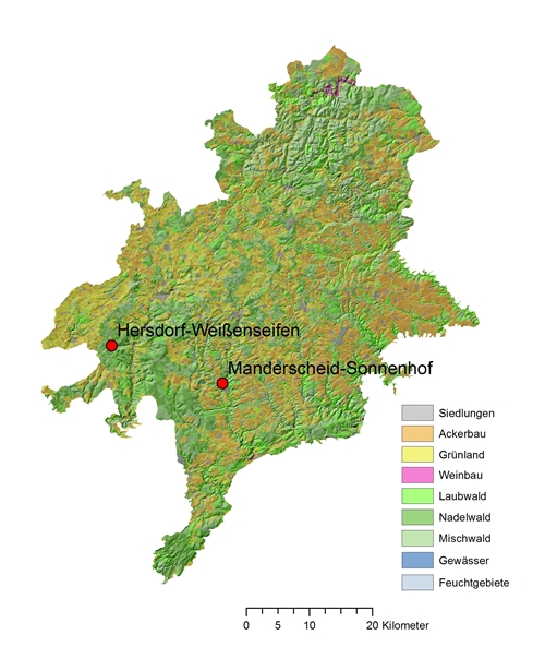 Die Abbildung zeigt eine Karte des Naturraums Osteifel, auf der die Positionen der Wetterstationen Hersdorf-Weißenseifen im Südwesten und Manderscheid-Sonnenhof im Süden mit roten Punkten markiert werden. Die Landnutzungen Siedlungen, Ackerflächen, Grünland, Weinbau, Laubwälder, Nadelwälder, Mischwälder, Gewässer und Feuchtgebiete werden auf der Karte durch unterschiedliche Farben gekennzeichnet. Vorherrschende Landnutzungen sind Grünland (23,7 %), Mischwald (22,8 %) und Ackerland (18,3 %). Die Abbildung zeigt eine Karte des Naturraums Osteifel, auf der die Positionen der Wetterstationen Hersdorf-Weißenseifen im Südwesten und Manderscheid-Sonnenhof im Süden mit roten Punkten markiert werden. Die Landnutzungen Siedlungen, Ackerflächen, Grünland, Weinbau, Laubwälder, Nadelwälder, Mischwälder, Gewässer und Feuchtgebiete werden auf der Karte durch unterschiedliche Farben gekennzeichnet. Vorherrschende Landnutzungen sind Grünland (23,7 %), Mischwald (22,8 %) und Ackerland (18,3 %).