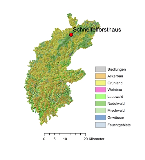 Die Abbildung zeigt eine Karte des Naturraums Westeifel, auf der die Position der Wetterstation Schneifelforsthaus im Norden mit einem roten Punkt markiert wird. Die Landnutzungen Siedlungen, Ackerflächen, Grünland, Weinbau, Laubwälder, Nadelwälder, Mischwälder, Gewässer und Feuchtgebiete werden auf der Karte durch unterschiedliche Farben gekennzeichnet. Vorherrschende Landnutzungen sind Grünland (42,1 %), Mischwald (17,8 %) und Nadelwald (15,1 %). Die Abbildung zeigt eine Karte des Naturraums Westeifel, auf der die Position der Wetterstation Schneifelforsthaus im Norden mit einem roten Punkt markiert wird. Die Landnutzungen Siedlungen, Ackerflächen, Grünland, Weinbau, Laubwälder, Nadelwälder, Mischwälder, Gewässer und Feuchtgebiete werden auf der Karte durch unterschiedliche Farben gekennzeichnet. Vorherrschende Landnutzungen sind Grünland (42,1 %), Mischwald (17,8 %) und Nadelwald (15,1 %).